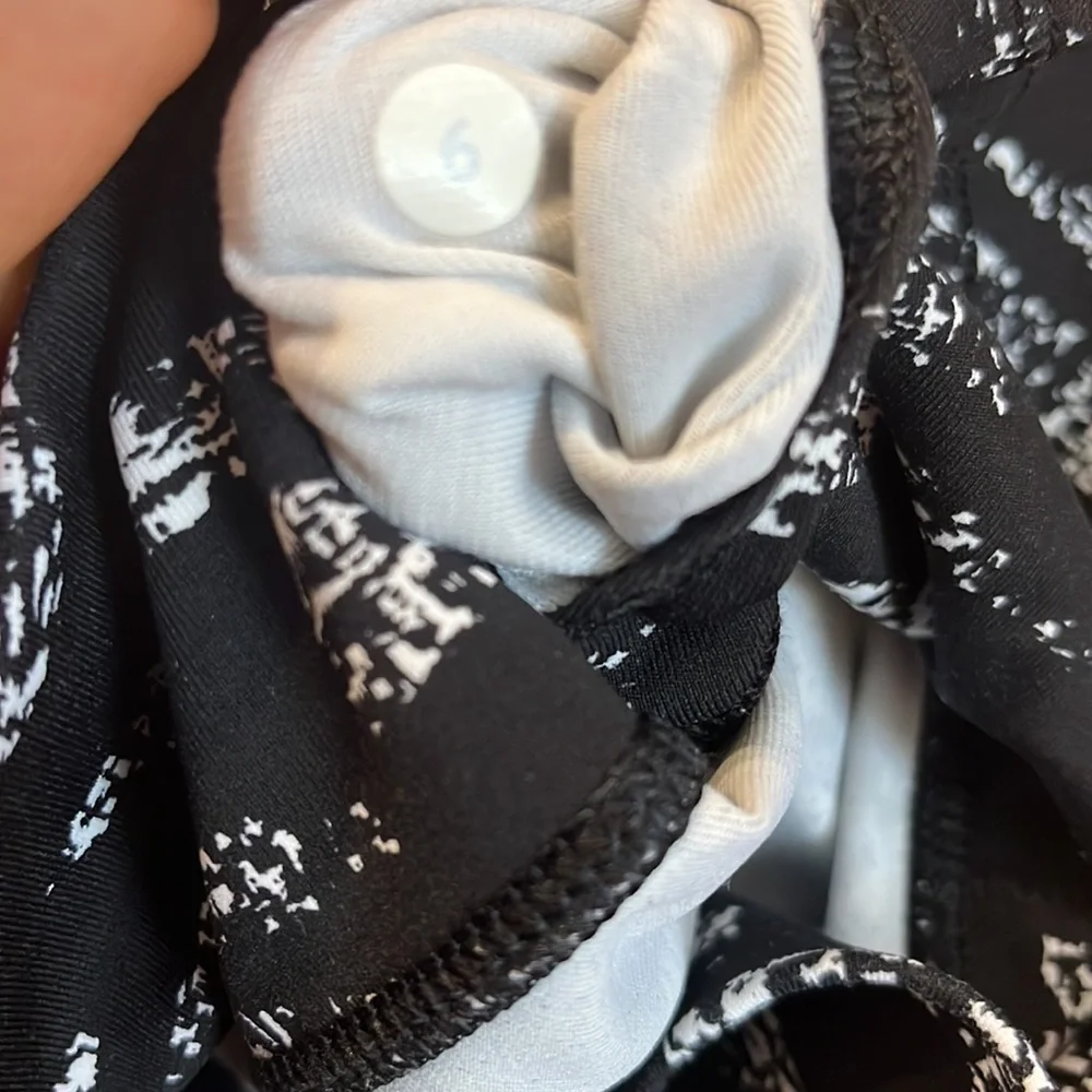 Lululemon Wunder Under Crops Graf Black & White sz 6